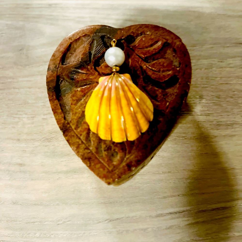 Hawaii sunrise seashell with real pearl. Gold filled. Beautiful piece .
